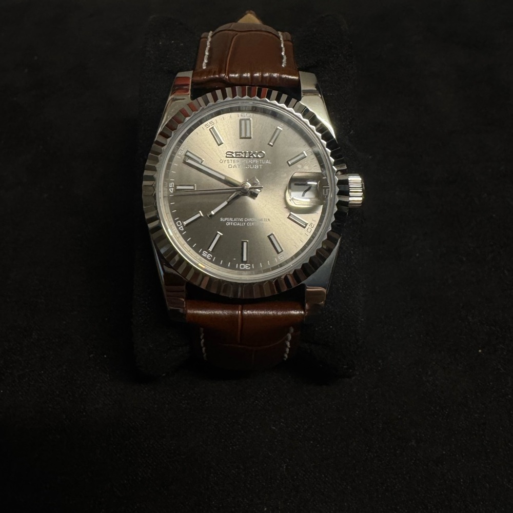 SEIKO DATEJUST W/ LEATHER STRAP